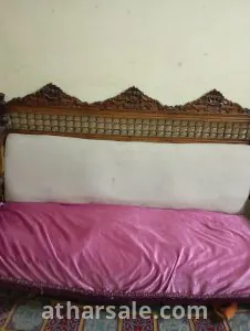 انتريه ارابيسك  قديم  مكون من كنبة كبيرة واربع كراسى