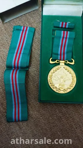 وسام الشرف للعقيد الراحل معمر القذافي