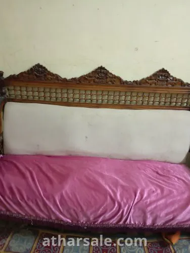 انتريه ارابيسك  قديم  مكون من كنبة كبيرة واربع كراسى