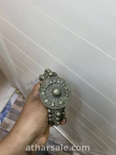 قطع قديمه لها فوق ٦٠ سنه