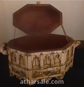 An old camel bone box. It is used to store jewelry. A rare masterpiece that is difficult to find.Year 1940.