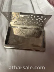 محفظة معدنية مزخرفة نادرة