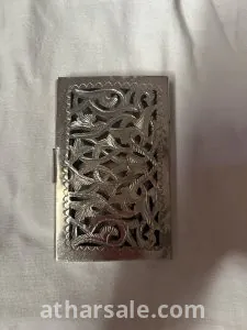 محفظة معدنية مزخرفة نادرة