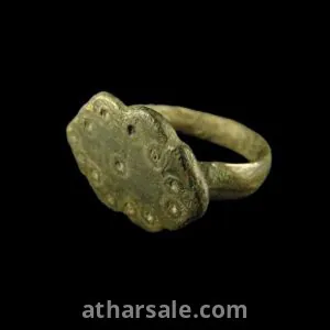 خاتم برونزي من العصور الوسطى مزخرف بدوائر ونقاط