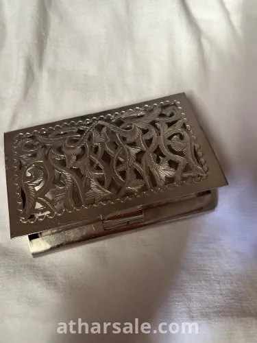 محفظة معدنية مزخرفة نادرة