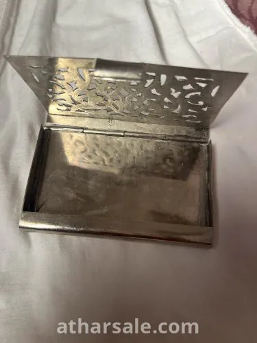 محفظة معدنية مزخرفة نادرة