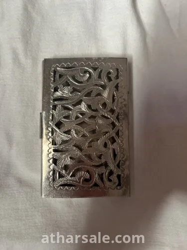 محفظة معدنية مزخرفة نادرة
