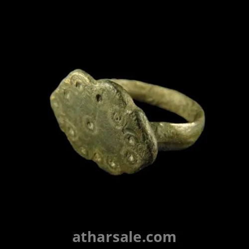 خاتم برونزي من العصور الوسطى مزخرف بدوائر ونقاط