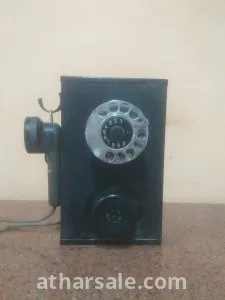 تليفون حائط معدنى طراز قديم جدا