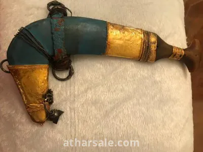 للبيع عمرها 586 سنة حسب الخبراء في التراث الخليجي . وتعود الى احد سلاطين عمان . والذهب الذي عليها مفحوص بالكربون ويعتبر من اجود انواع الذهب في العالم للبيع