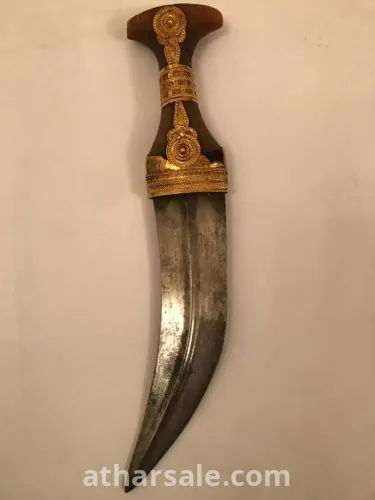 للبيع عمرها 586 سنة حسب الخبراء في التراث الخليجي . وتعود الى احد سلاطين عمان . والذهب الذي عليها مفحوص بالكربون ويعتبر من اجود انواع الذهب في العالم للبيع