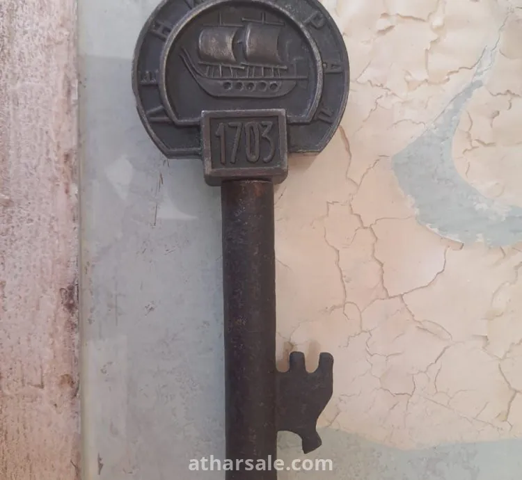 مفتاح اثري روسي نادر عبارة عن مفتاح بحجم كف اليد يمكن فكه لقطعتين ليصبح به فتاحة شمبانيا منذ عام 1703 م