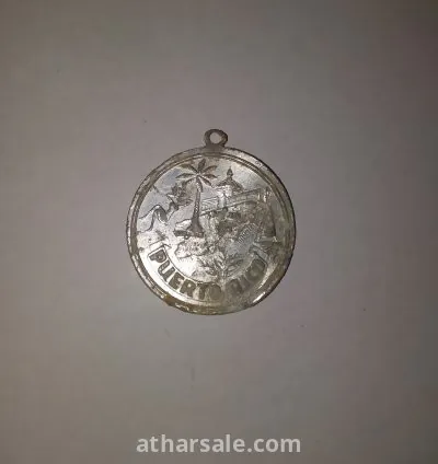 قلادة وعملة فضية قديمة تعود لبورتو ريكو