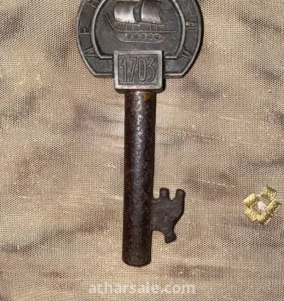 مفتاح اثري روسي نادر عبارة عن مفتاح بحجم كف اليد يمكن فكه لقطعتين ليصبح به فتاحة شمبانيا منذ عام 1703 م