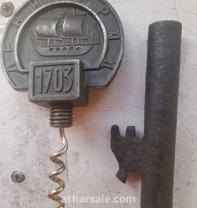 مفتاح اثري روسي نادر عبارة عن مفتاح بحجم كف اليد يمكن فكه لقطعتين ليصبح به فتاحة شمبانيا منذ عام 1703 م 8