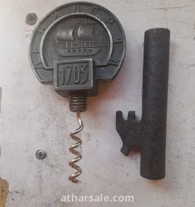 مفتاح اثري روسي نادر عبارة عن مفتاح بحجم كف اليد يمكن فكه لقطعتين ليصبح به فتاحة شمبانيا منذ عام 1703 م 6
