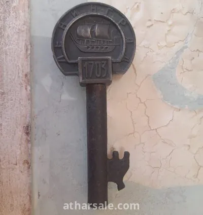 مفتاح اثري روسي نادر عبارة عن مفتاح بحجم كف اليد يمكن فكه لقطعتين ليصبح به فتاحة شمبانيا منذ عام 1703 م 5