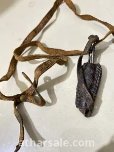 ملقط للشعر يستخدم لغرض شخصي للنساء والرجال قديم جدا من تاريخ تقريبا ١٤٣٩  هجري 1