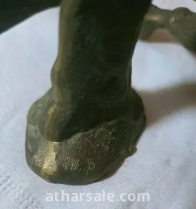 تمثال من البرونز