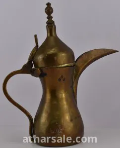 تحف منوعه دلال قهوة عربيه وعملات فضيه ومعدنيه واواني نحاسية وخناجر فضية ومنسوجات قديمة