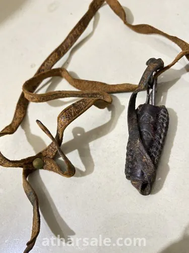 ملقط للشعر يستخدم لغرض شخصي للنساء والرجال قديم جدا من تاريخ تقريبا ١٤٣٩  هجري