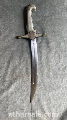 خنجر تقليدي مزخرف