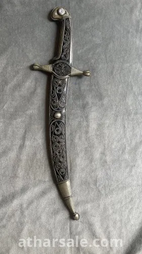 خنجر تقليدي مزخرف