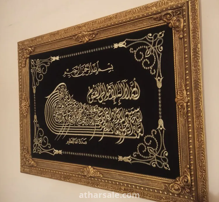 برواز بإطار خشبي