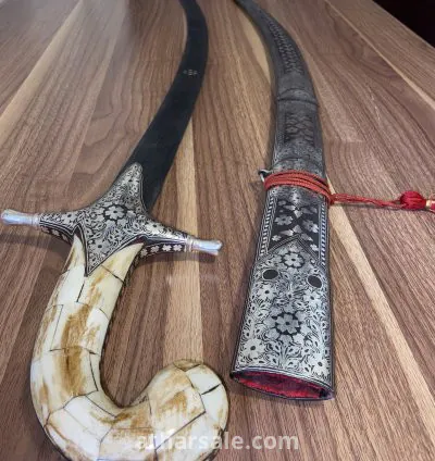 سيف دمشقي بمقبض عظم وغمد فضة