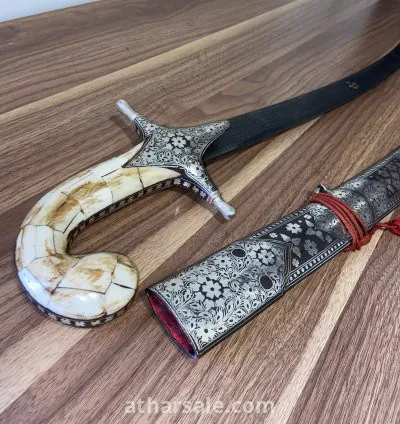 سيف دمشقي بمقبض عظم وغمد فضة 2