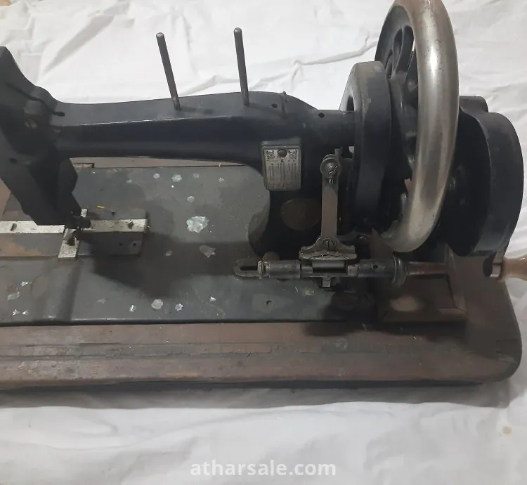 ماكينة خياطة قديمة