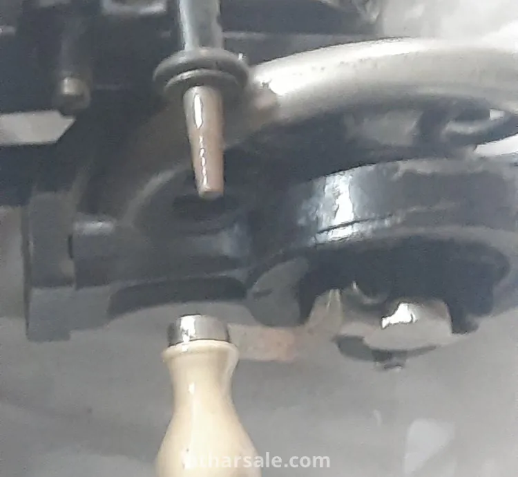 ماكينة خياطة قديمة