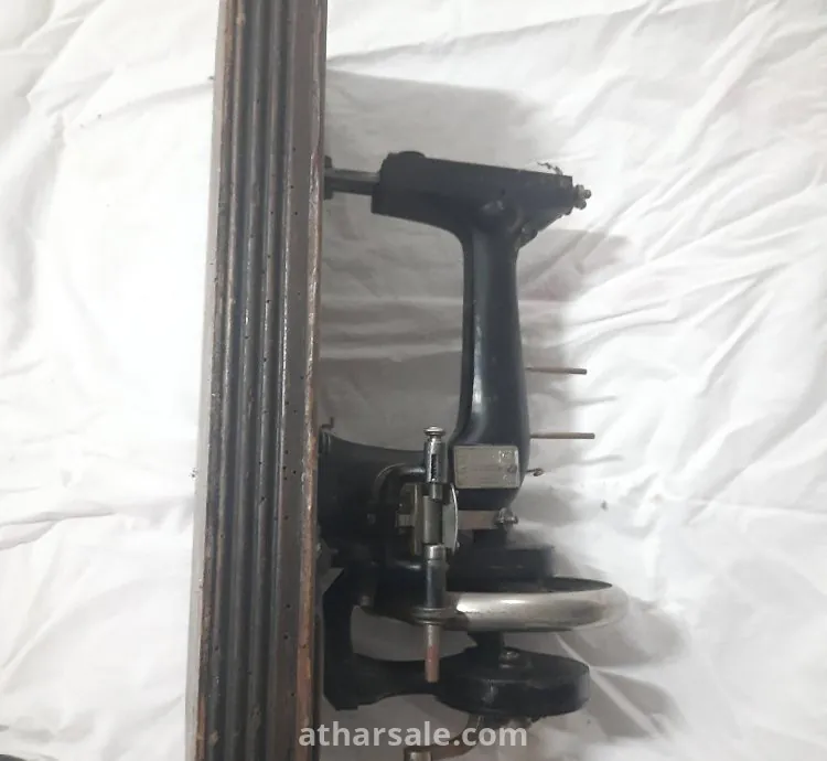 ماكينة خياطة قديمة