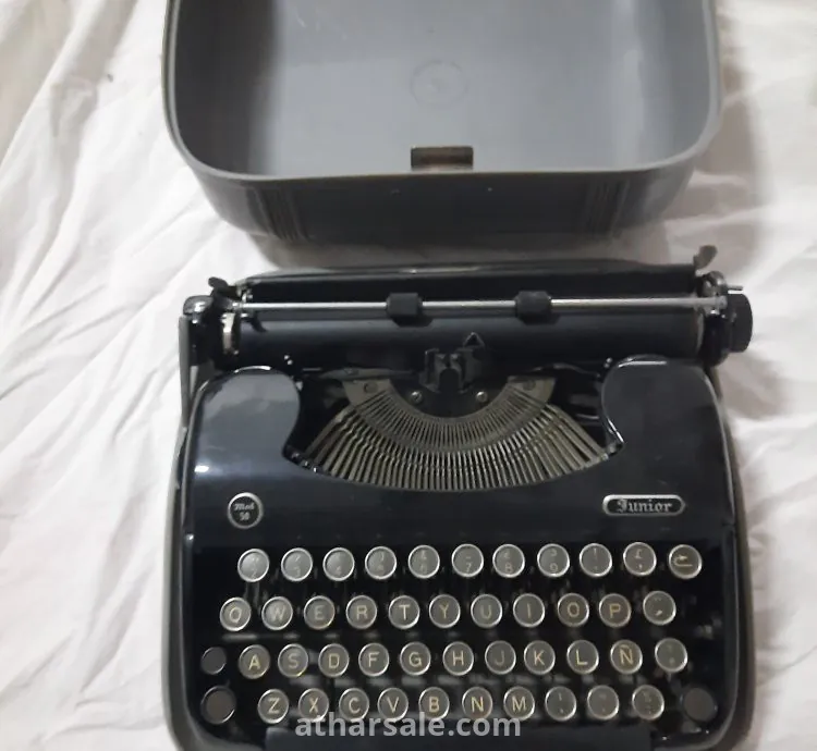 آلة كتابة قديمة