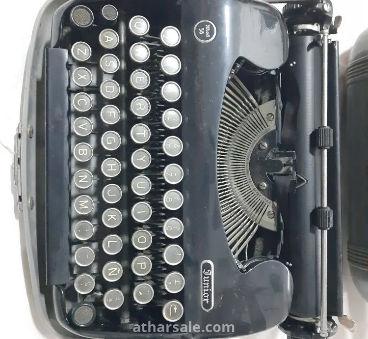 آلة كتابة قديمة