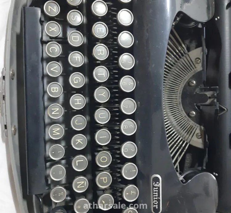 آلة كتابة قديمة