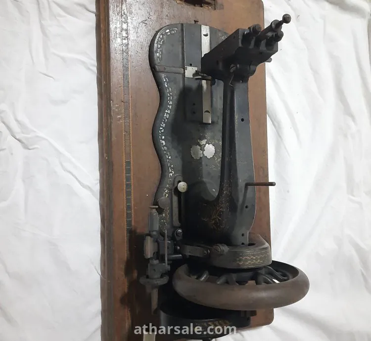 ماكينة خياطة قديمة