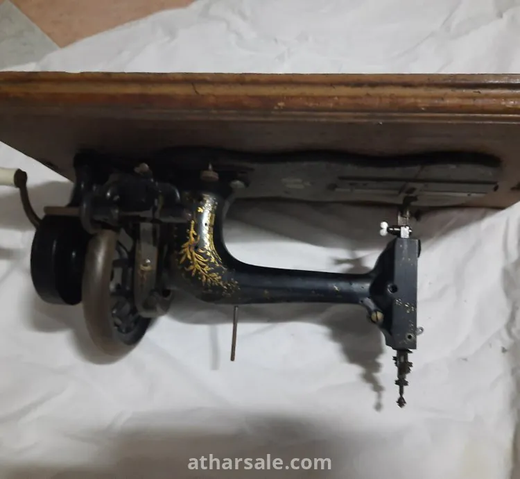 ماكينة خياطة قديمة