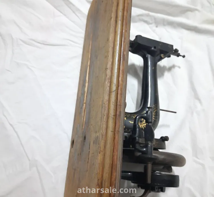 ماكينة خياطة قديمة