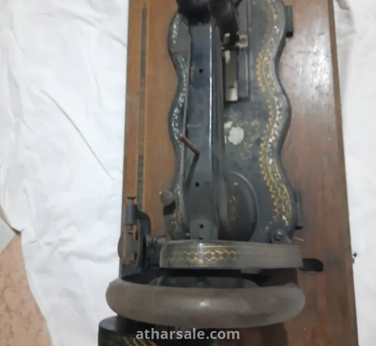 ماكينة خياطة قديمة