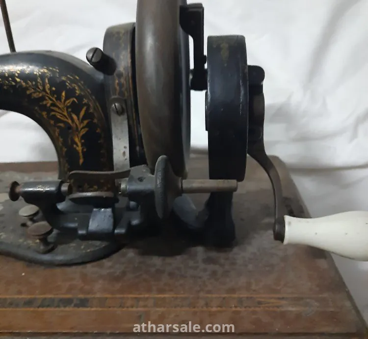 ماكينة خياطة قديمة