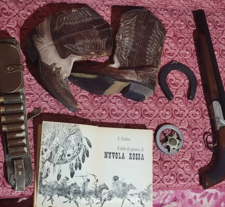 سلاح وشارة عريف وحذاء وقطع اخرى من حقبة رعاة البقر