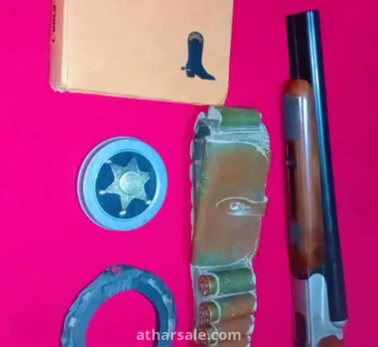 سلاح وشارة عريف وحذاء وقطع اخرى من حقبة رعاة البقر