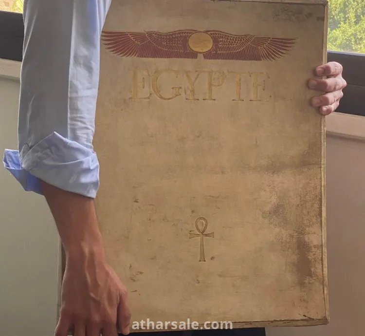 مكتبة كتب اثرية بها مئات الكتب في مجالات شتي ترجع لاسرة محمد علي باشا حاكم مصر التاريخي