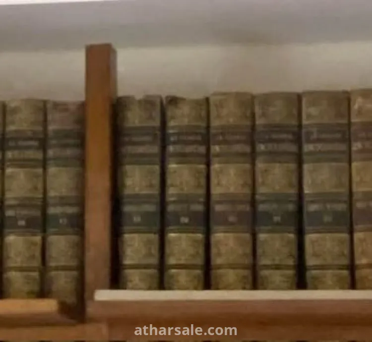 مكتبة كتب اثرية بها مئات الكتب في مجالات شتي ترجع لاسرة محمد علي باشا حاكم مصر التاريخي
