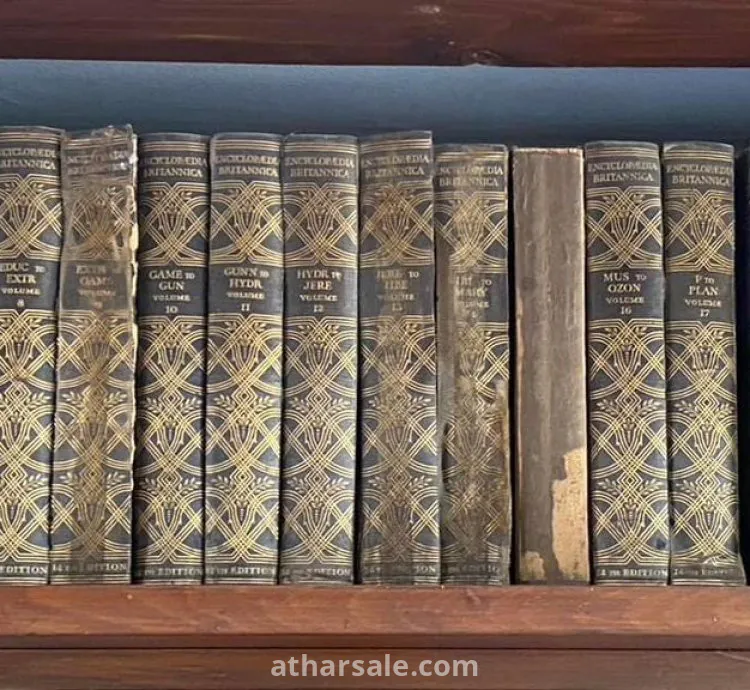 مكتبة كتب اثرية بها مئات الكتب في مجالات شتي ترجع لاسرة محمد علي باشا حاكم مصر التاريخي