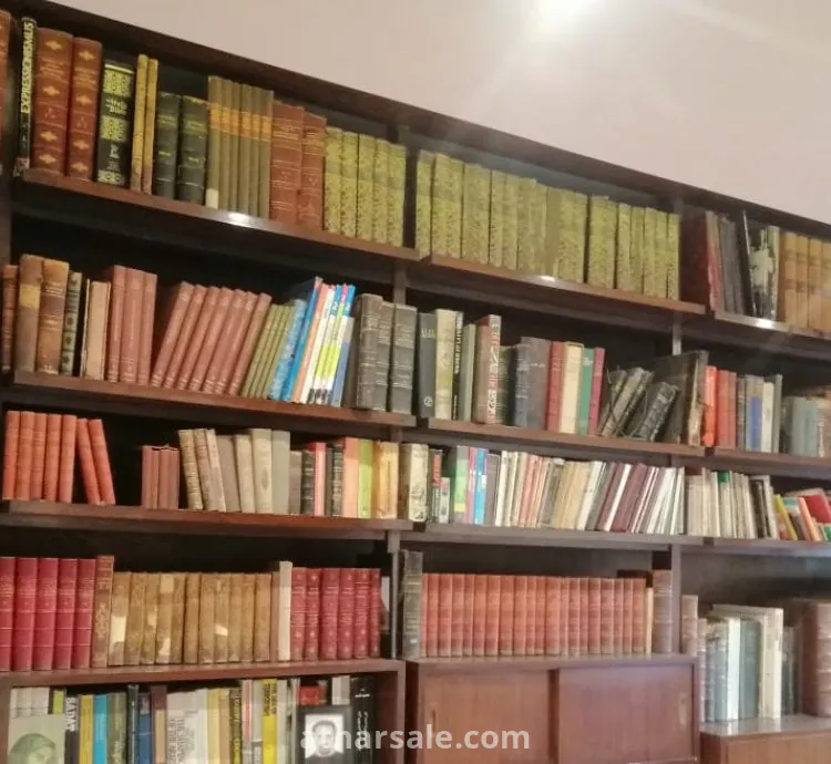 مكتبة كتب اثرية بها مئات الكتب في مجالات شتي ترجع لاسرة محمد علي باشا حاكم مصر التاريخي