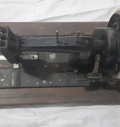 ماكينة خياطة قديمة