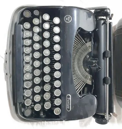 آلة كتابة قديمة 3