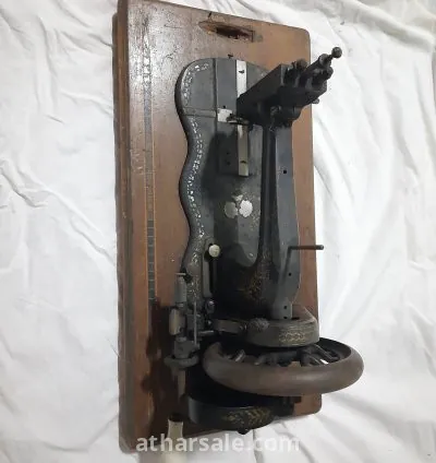 ماكينة خياطة قديمة